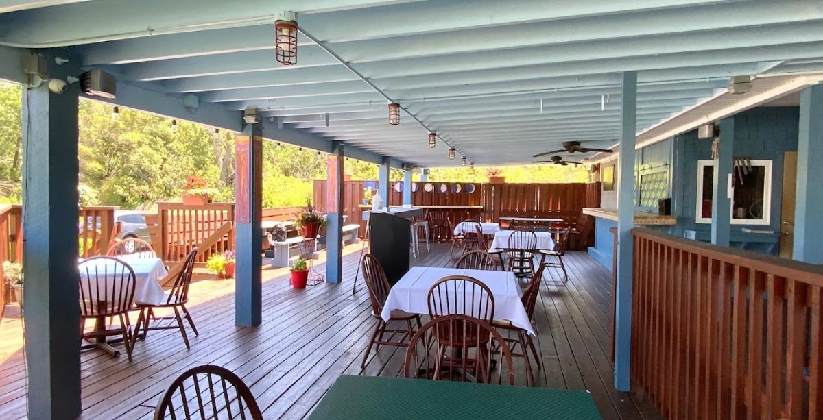 outdoor dining at Pamlico Jacks